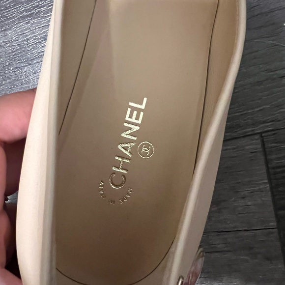 Like New Chanel Heels Beige and Black with pearls - Picture 13 of 13